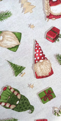 Detalle de gnomos navideños, regalos y abetos estampados en loneta