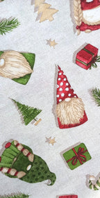 Detalle de gnomos navideños, regalos y abetos estampados en loneta