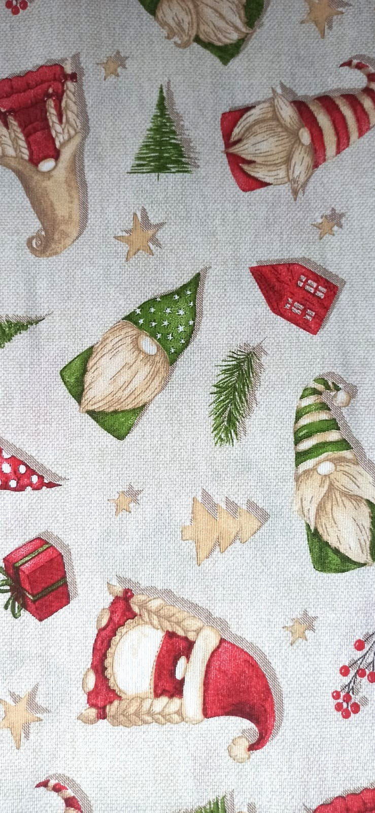 Loneta Gnomos con gnomos rojos y verdes, regalos, abetos y estrellas sobre fondo claro