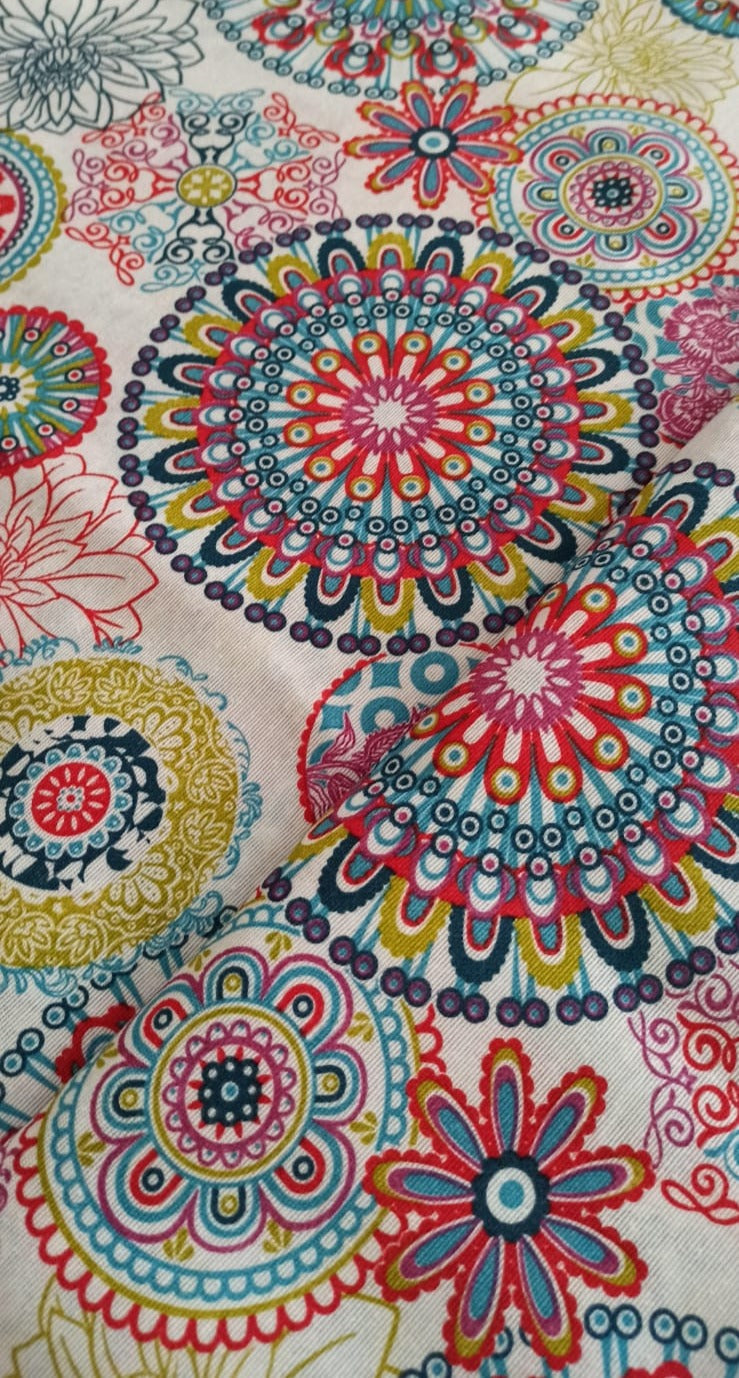 Loneta mandala multicolor rojo turquesa mostaza rosa fondo blanco ancho 2,80 m