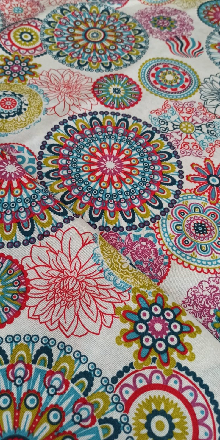 Loneta mandala multicolor rojo turquesa mostaza rosa fondo blanco ancho 2,80 m