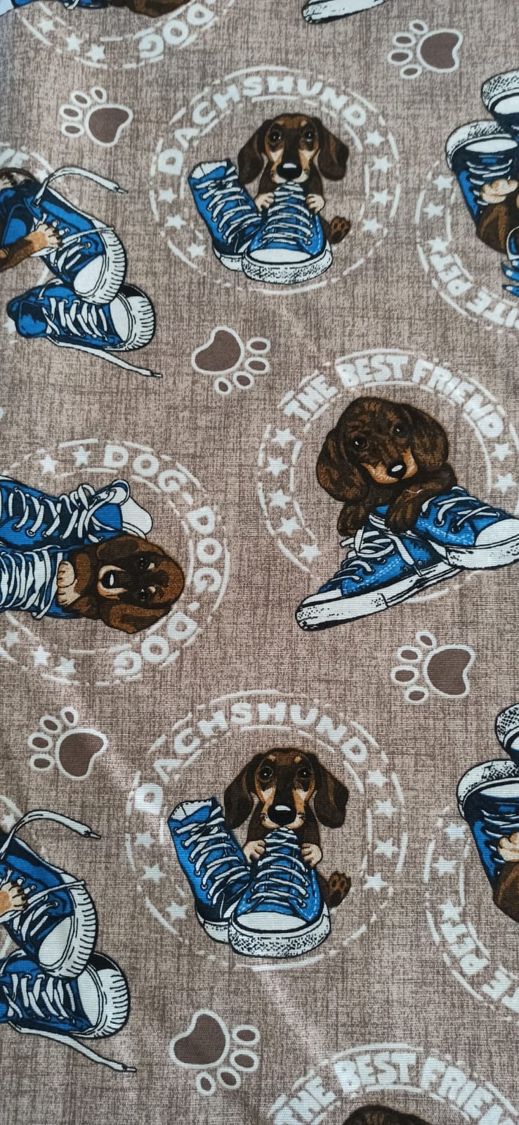 Loneta Dachshund con Bambas, estampado digital, fondo beige