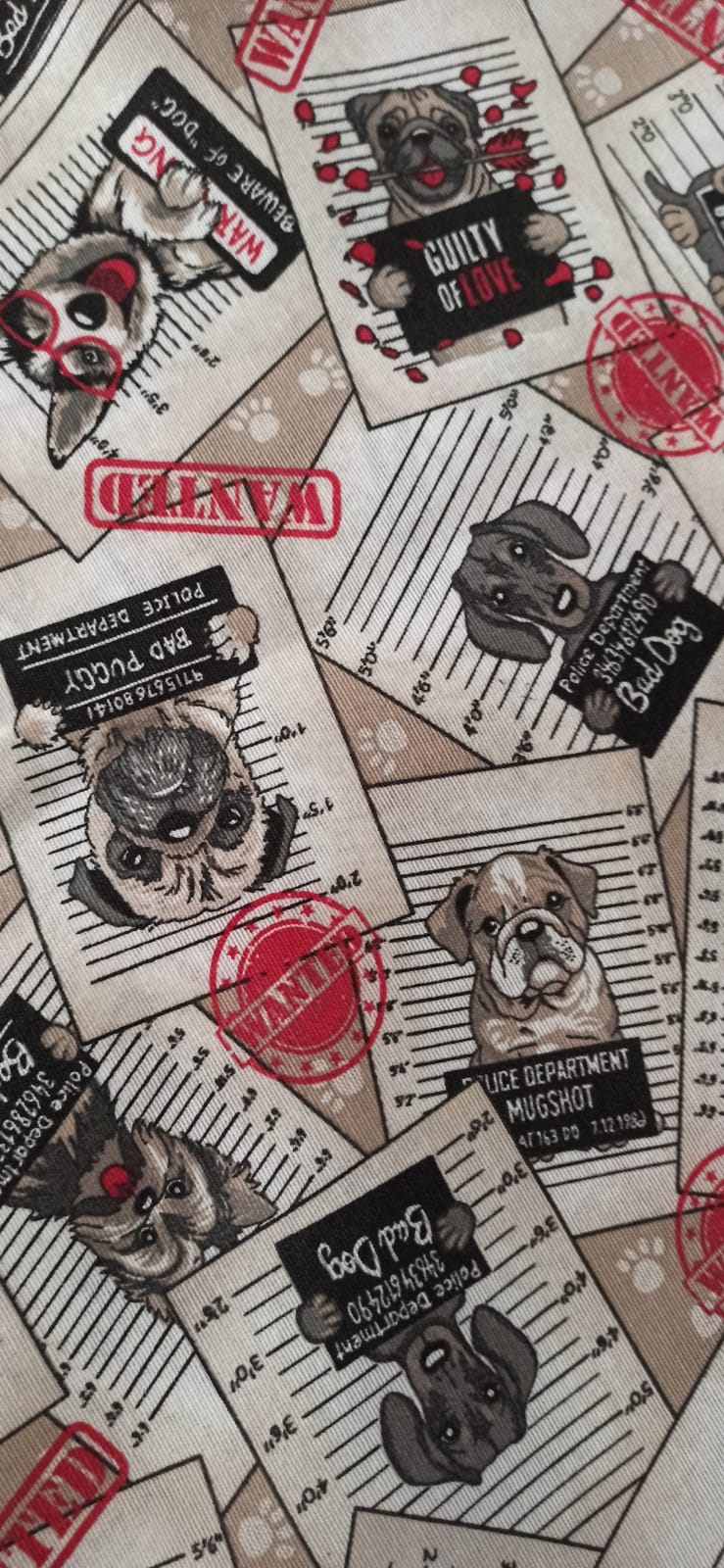 Loneta estampado perros fichas policiales Wanted Bad Dog fondo crudo ancho 2,80 m