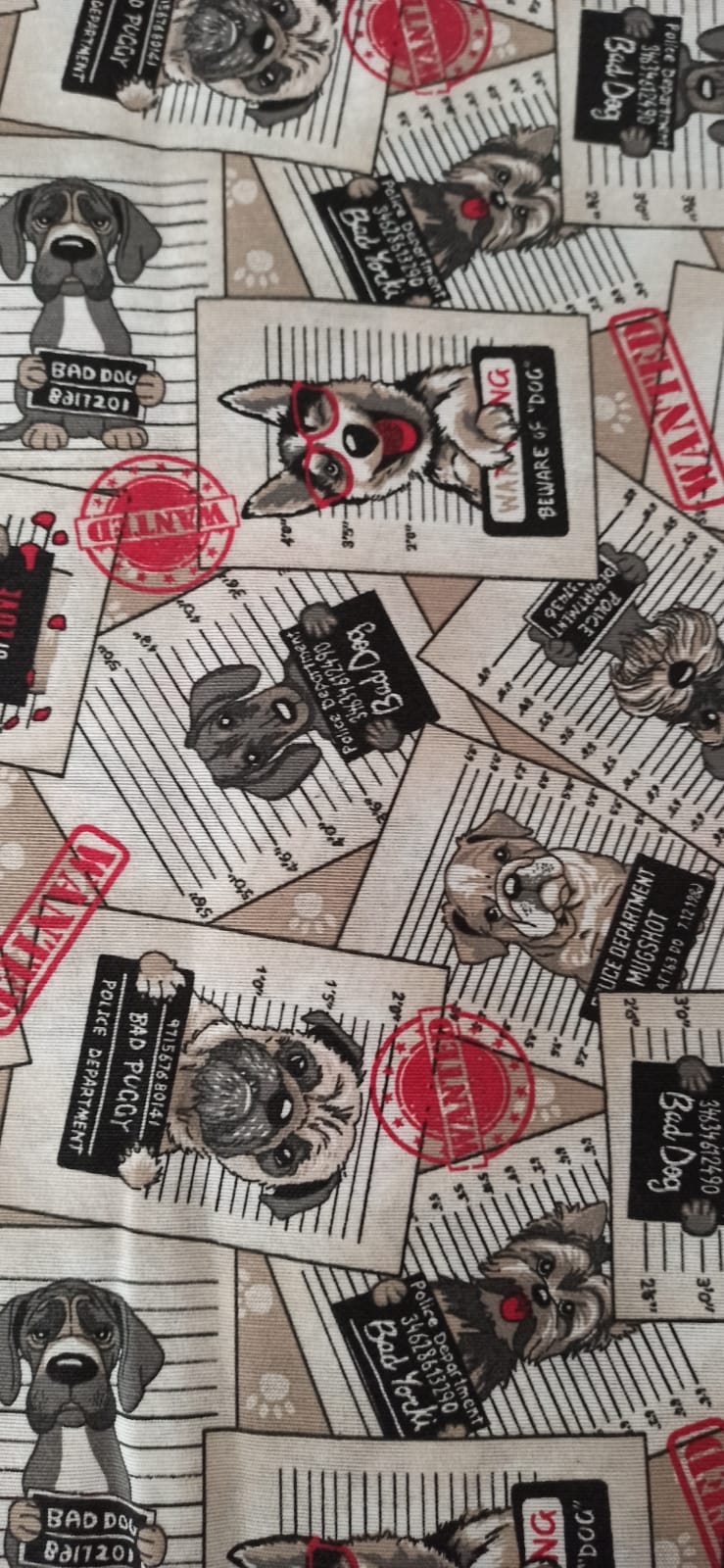 Loneta estampado perros fichas policiales Wanted Bad Dog fondo crudo ancho 2,80 m