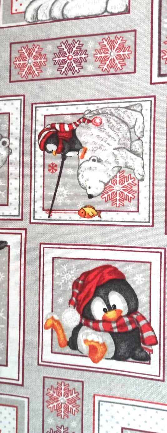 Pingüino con bufanda roja junto a oso polar en loneta de fondo gris
