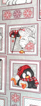 Pingüino con bufanda roja junto a oso polar en loneta de fondo gris