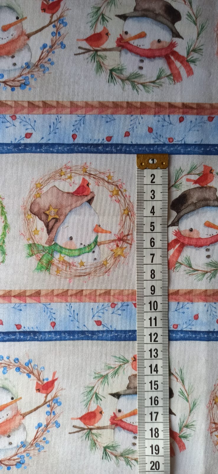 Muñecos de nieve y cenefas con cinta métrica para mostrar la escala del estampado