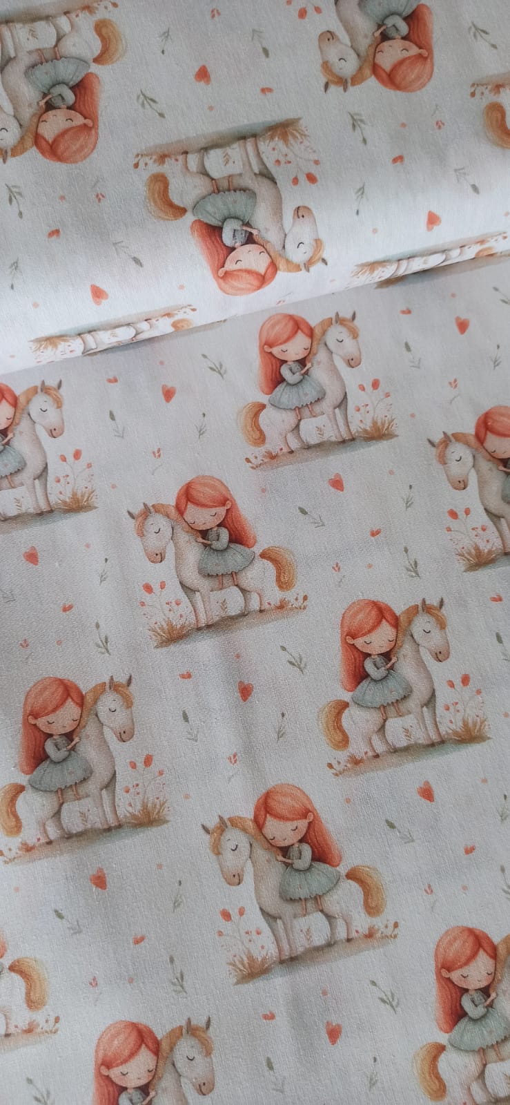 Algodón infantil estampado niña pelirroja unicornio corazones fondo blanco ancho 1,40 m