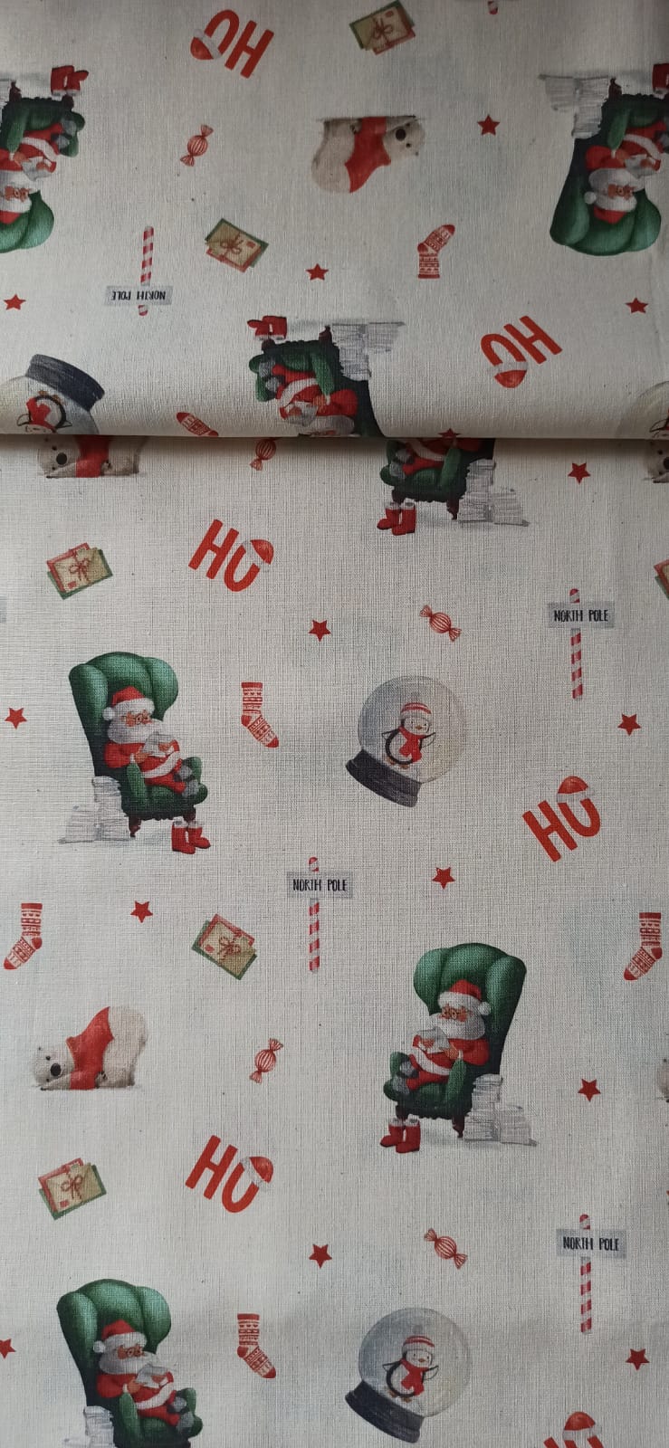 Vista del estampado navideño sobre fondo crema con Papá Noel, calcetines, regalos y bolas de nieve.