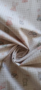 Estampado infantil de ratoncitos y bicicletas sobre vichy beige