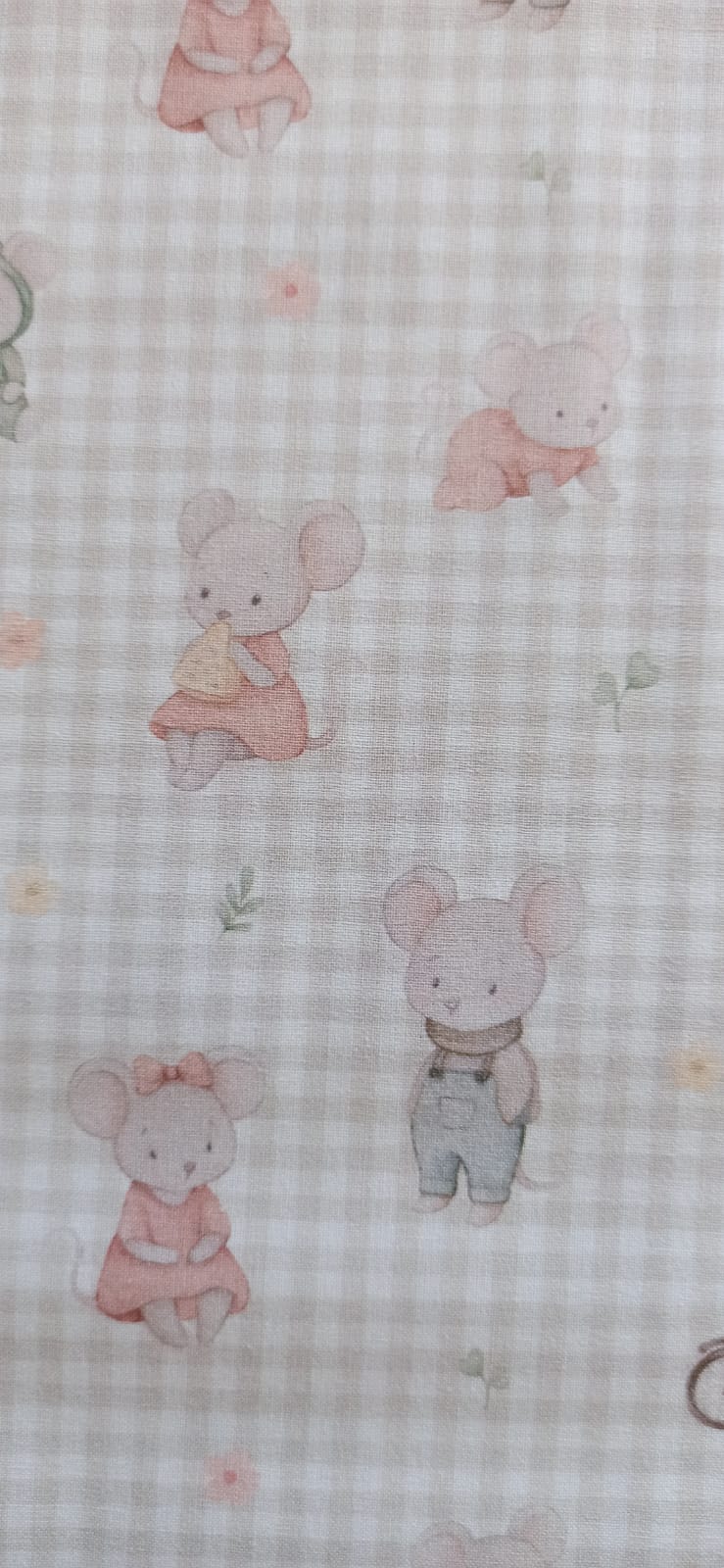 Tela de ratoncitos sobre fondo vichy beige dispuesta en pliegues