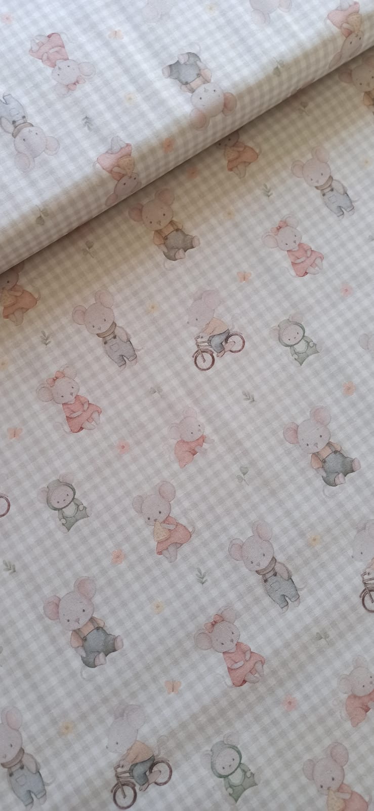 Detalle de ratoncitos en tonos suaves sobre fondo de cuadros