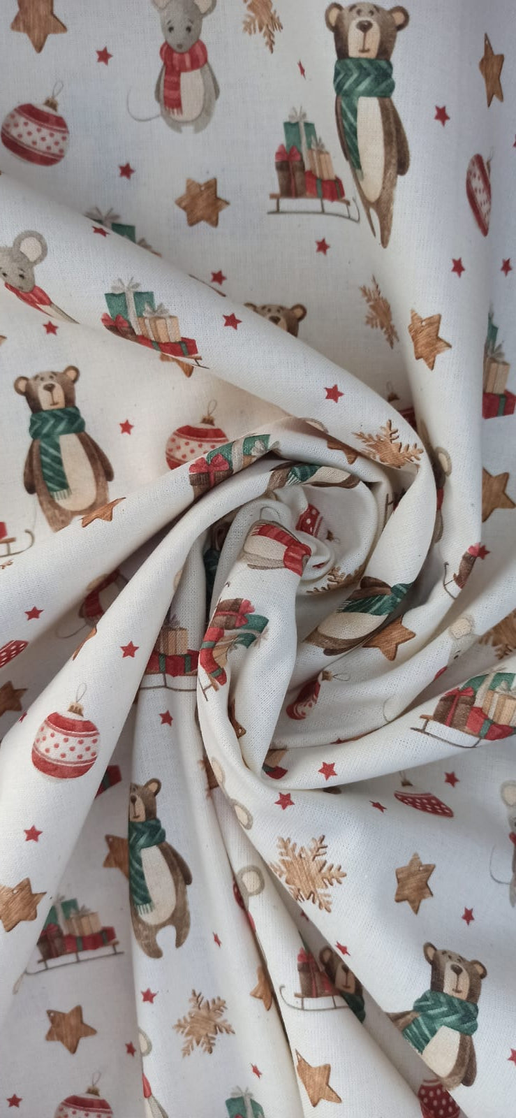 Detalle de osos, ratoncitos, trineos con regalos y bolas navideñas sobre fondo claro