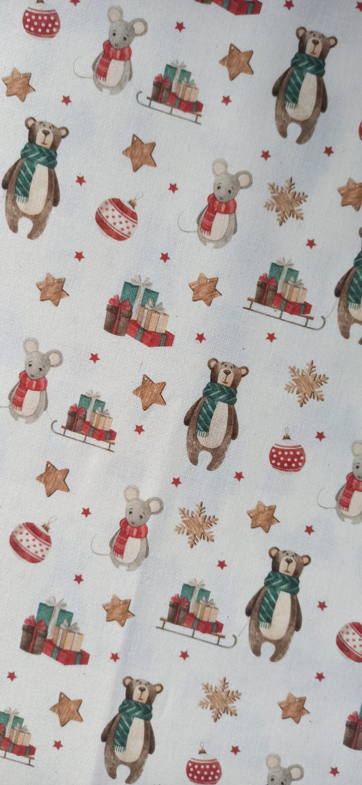 Vista del estampado de ratoncitos y osos sobre fondo claro con motivos navideños