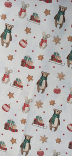 Vista del estampado de ratoncitos y osos sobre fondo claro con motivos navideños