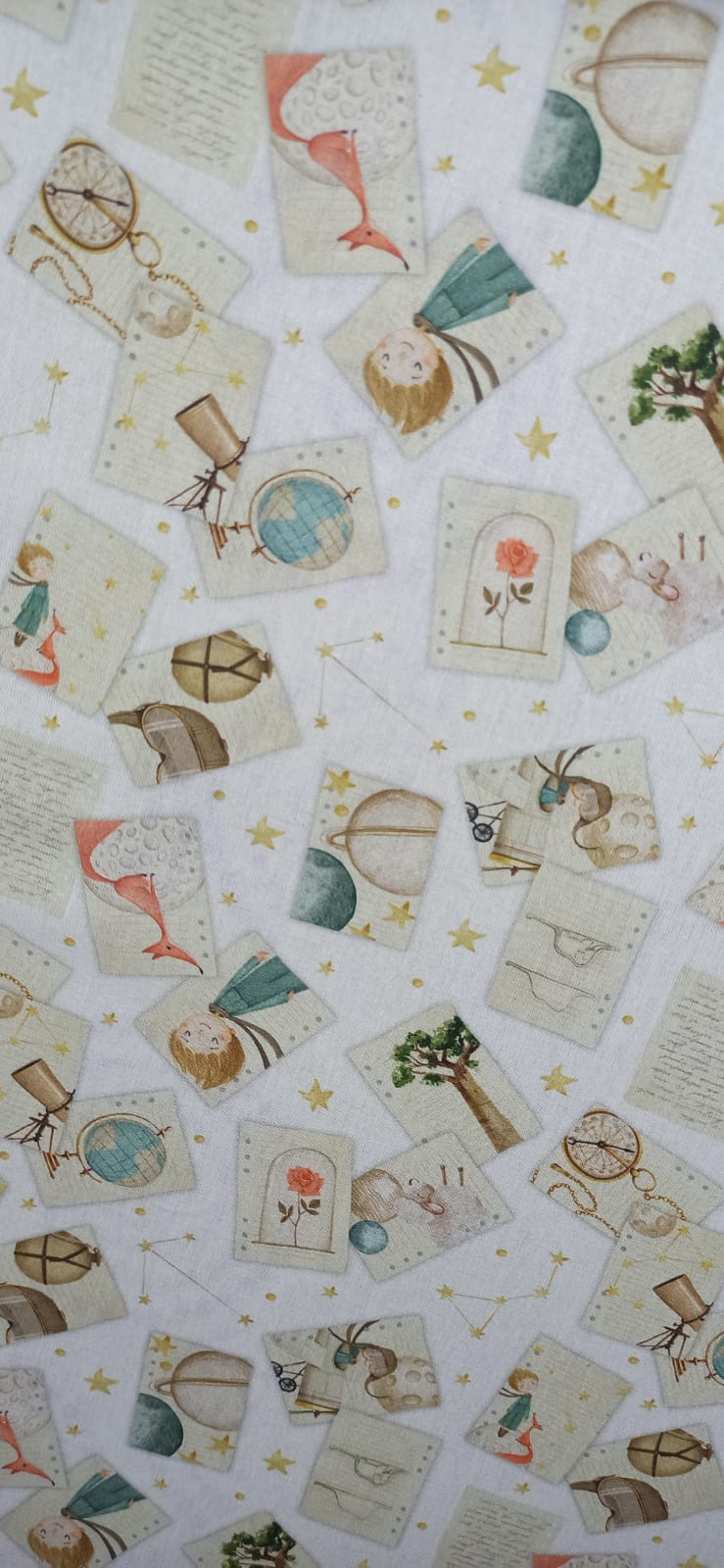 Estampado de El Principito en recuadros con estrellas sobre tela de algodón clara