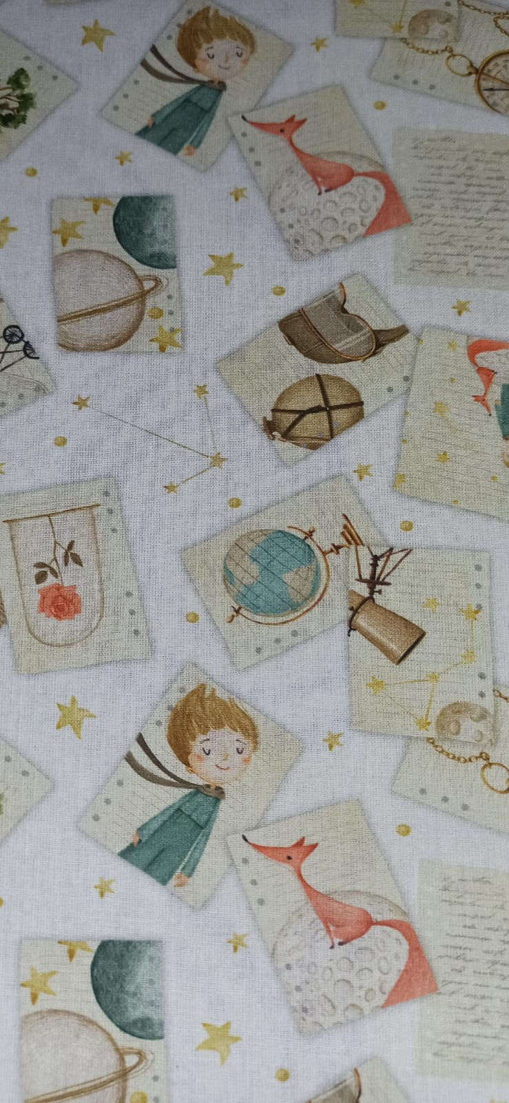 Tela de algodón El Principito con motivos de zorro, rosa y planetas