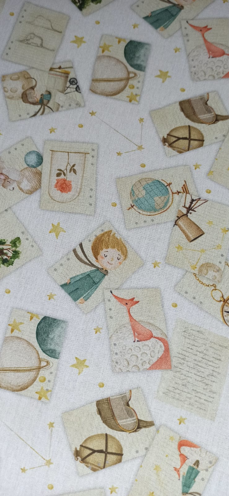 Detalle del estampado de El Principito y estrellas en algodón de fondo claro
