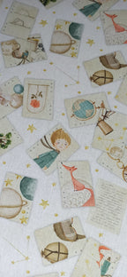 Detalle del estampado de El Principito y estrellas en algodón de fondo claro