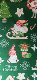 Tela navideña de fondo verde con gnomos, dulces, copos de nieve y mensaje Merry Christmas