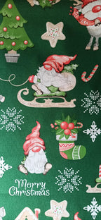Tela navideña de fondo verde con gnomos, dulces, copos de nieve y mensaje Merry Christmas