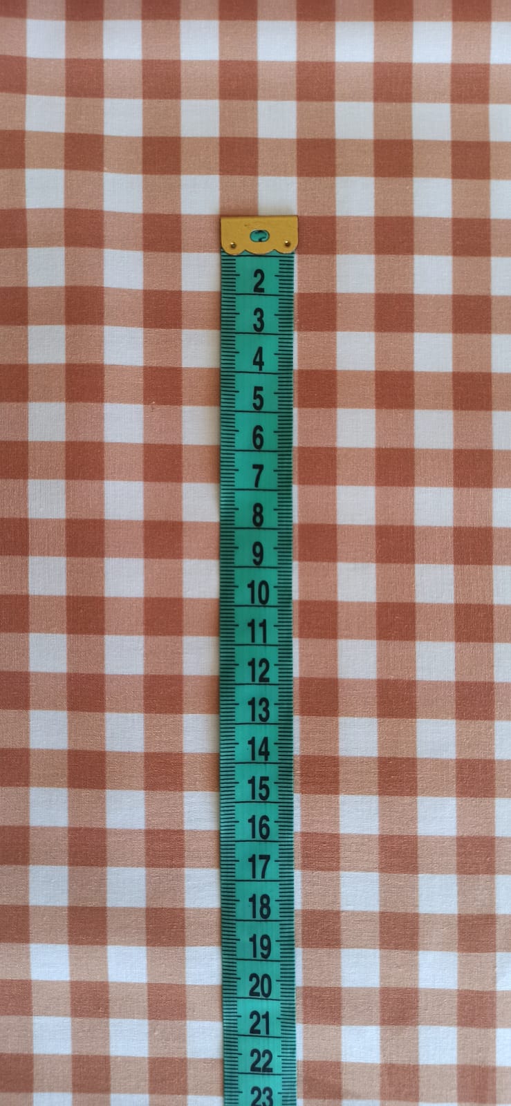 Cuadros de vichy marrón de 1 cm junto a cinta métrica
