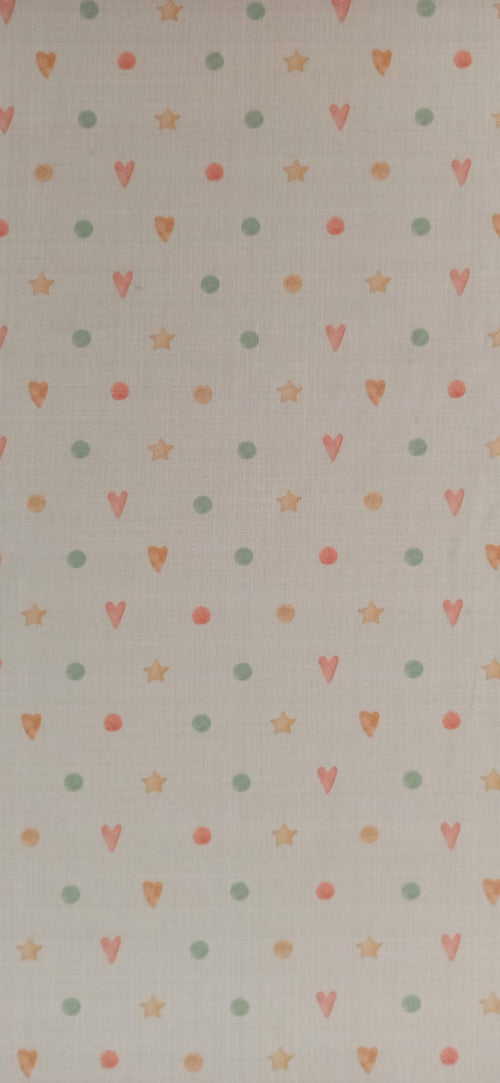 Algodón infantil con corazones, estrellas y círculos en tonos pastel sobre fondo crema