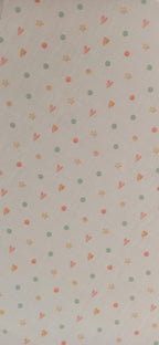 Algodón infantil con corazones, estrellas y círculos en tonos pastel sobre fondo crema