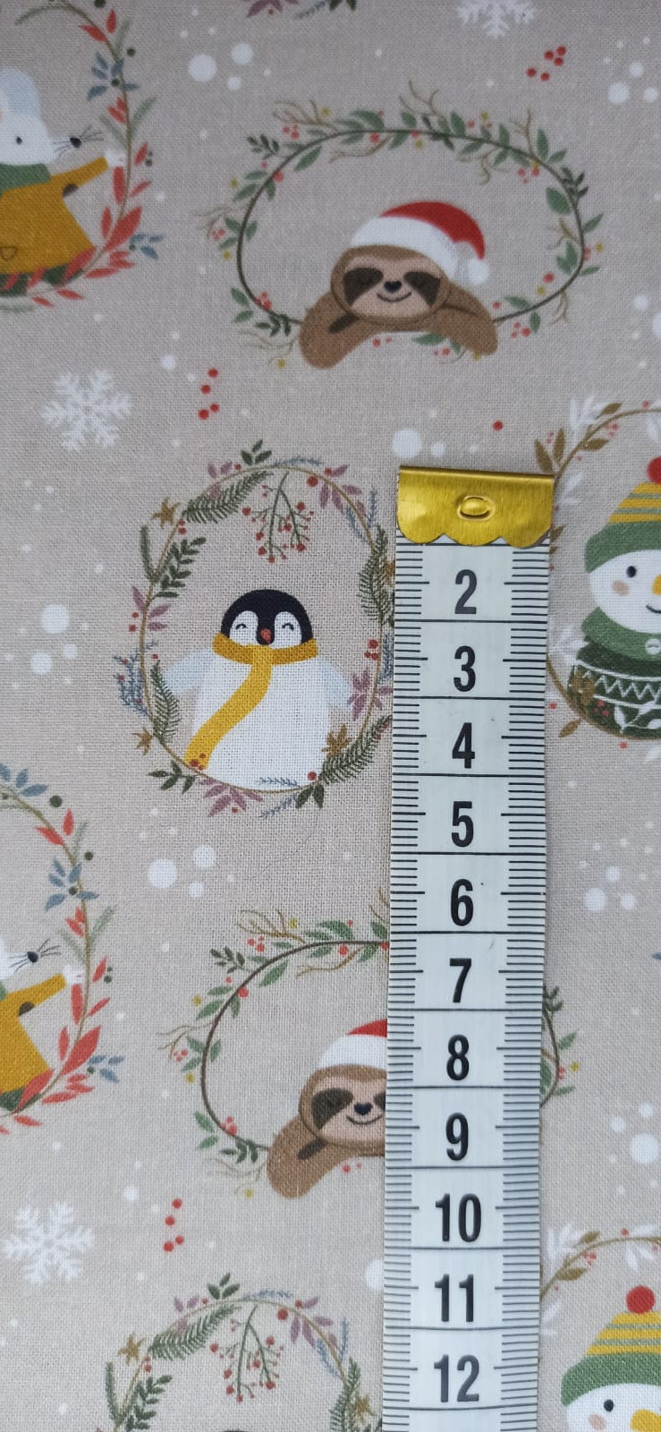 Estampado de Animalitos de Navidad con cinta métrica para mostrar la escala
