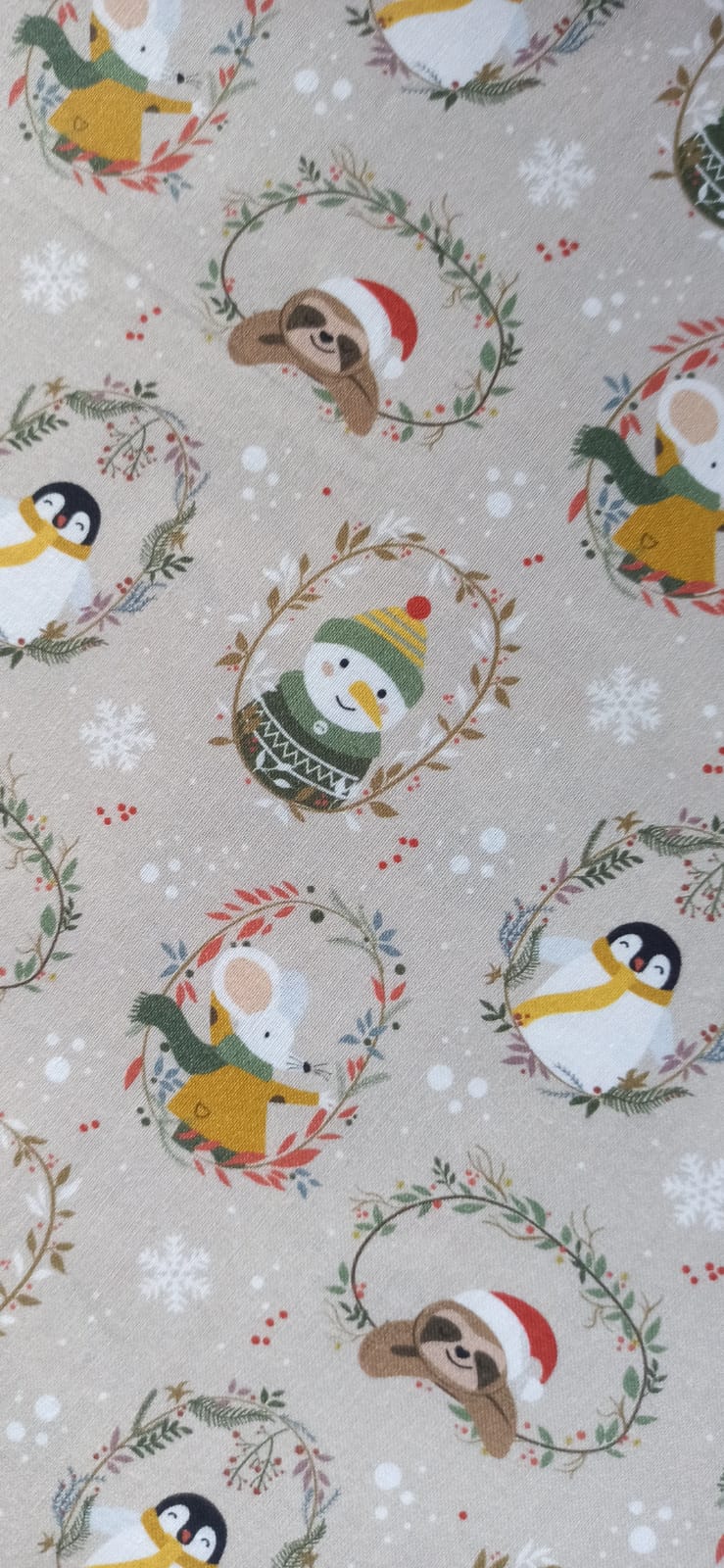 Tela navideña con pingüinos, ratoncitos, perezosos y muñecos de nieve en coronas de ramas