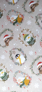 Detalle de animalitos navideños y copos blancos sobre fondo beige grisáceo