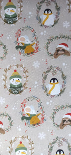 Vista del estampado con ratoncitos, pingüinos y perezosos con gorros y bufandas