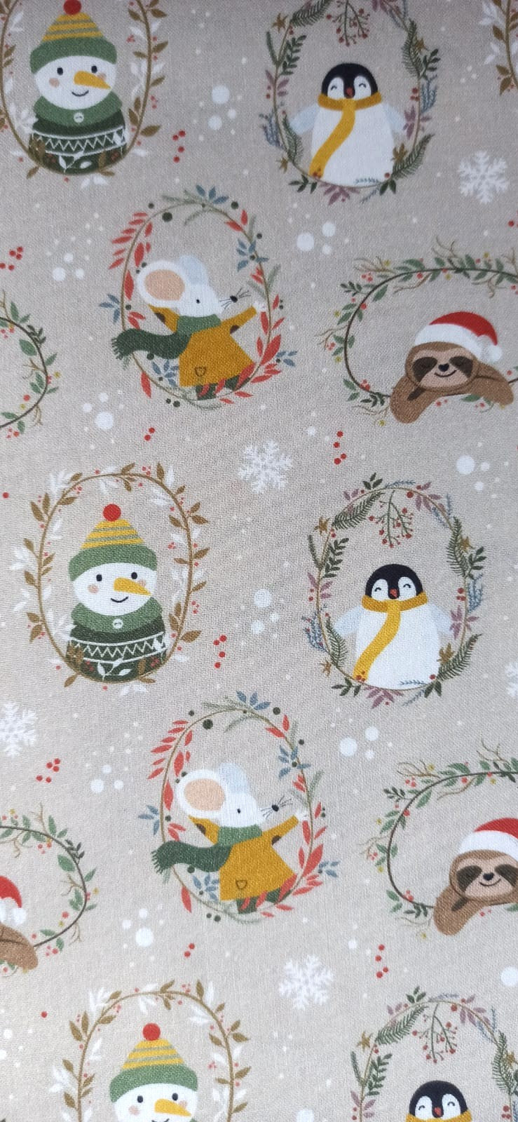 Vista del estampado con ratoncitos, pingüinos y perezosos con gorros y bufandas