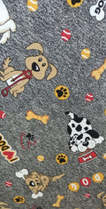 Loneta Perritos y Huesos en fondo gris jaspeado: perritos, huesos, huellas y pelotas en amarillo, rojo y blanco