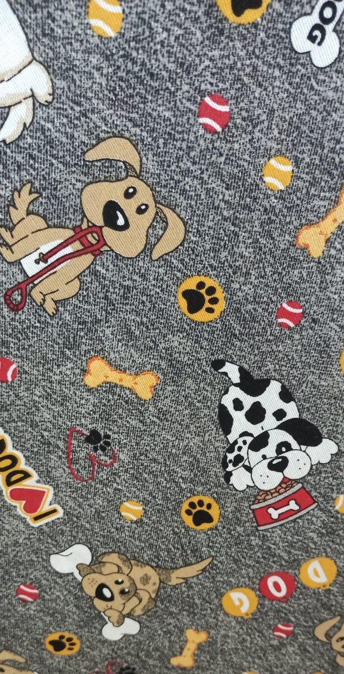 Loneta Perritos y Huesos en fondo gris jaspeado: perritos, huesos, huellas y pelotas en amarillo, rojo y blanco
