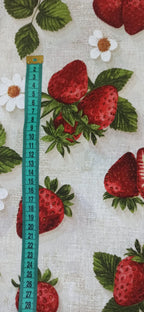 Loneta Fresas Digital con cinta métrica para apreciar la escala del estampado