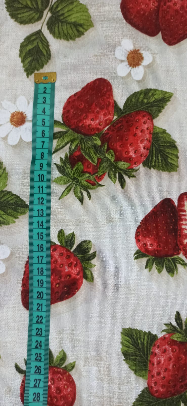 Loneta Fresas Digital con cinta métrica para apreciar la escala del estampado