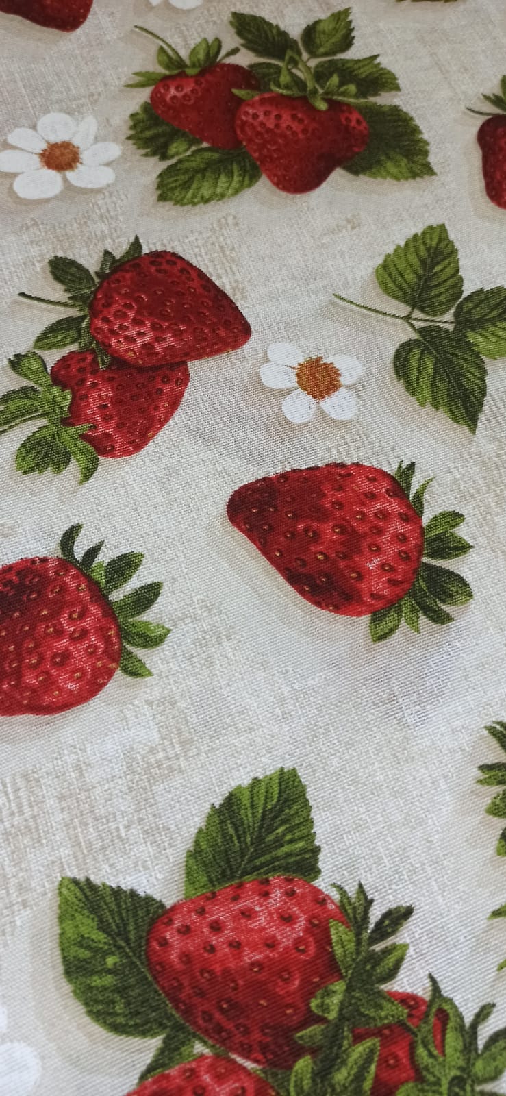 Estampado de la loneta Fresas Digital con fresas, hojas verdes y margaritas sobre fondo crudo