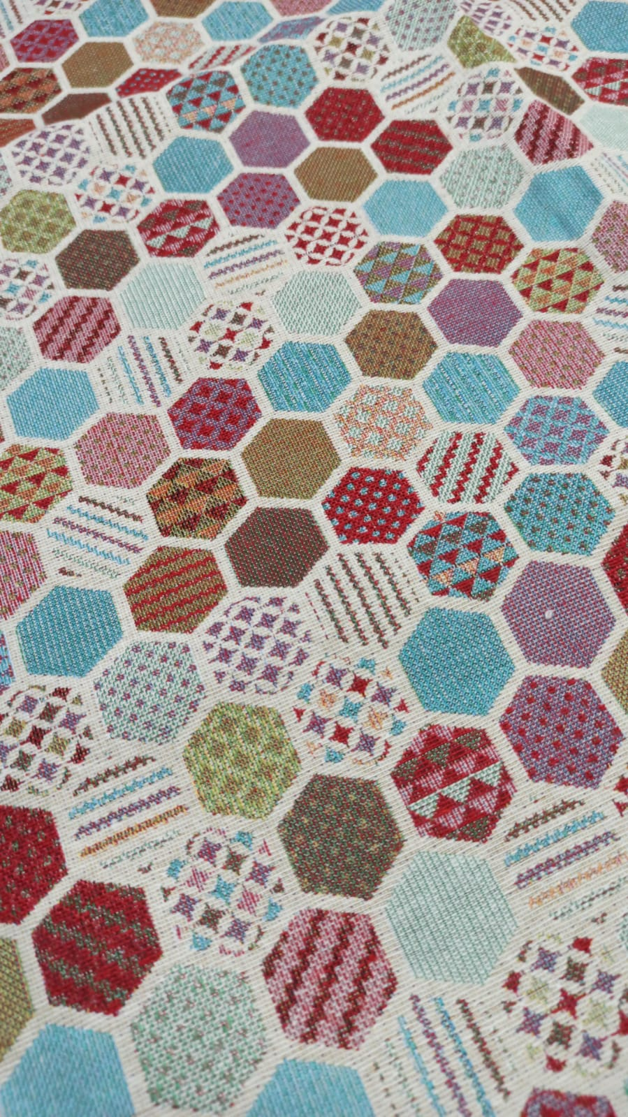 Retal gobelino hexágonos patchwork multicolor - textura tela