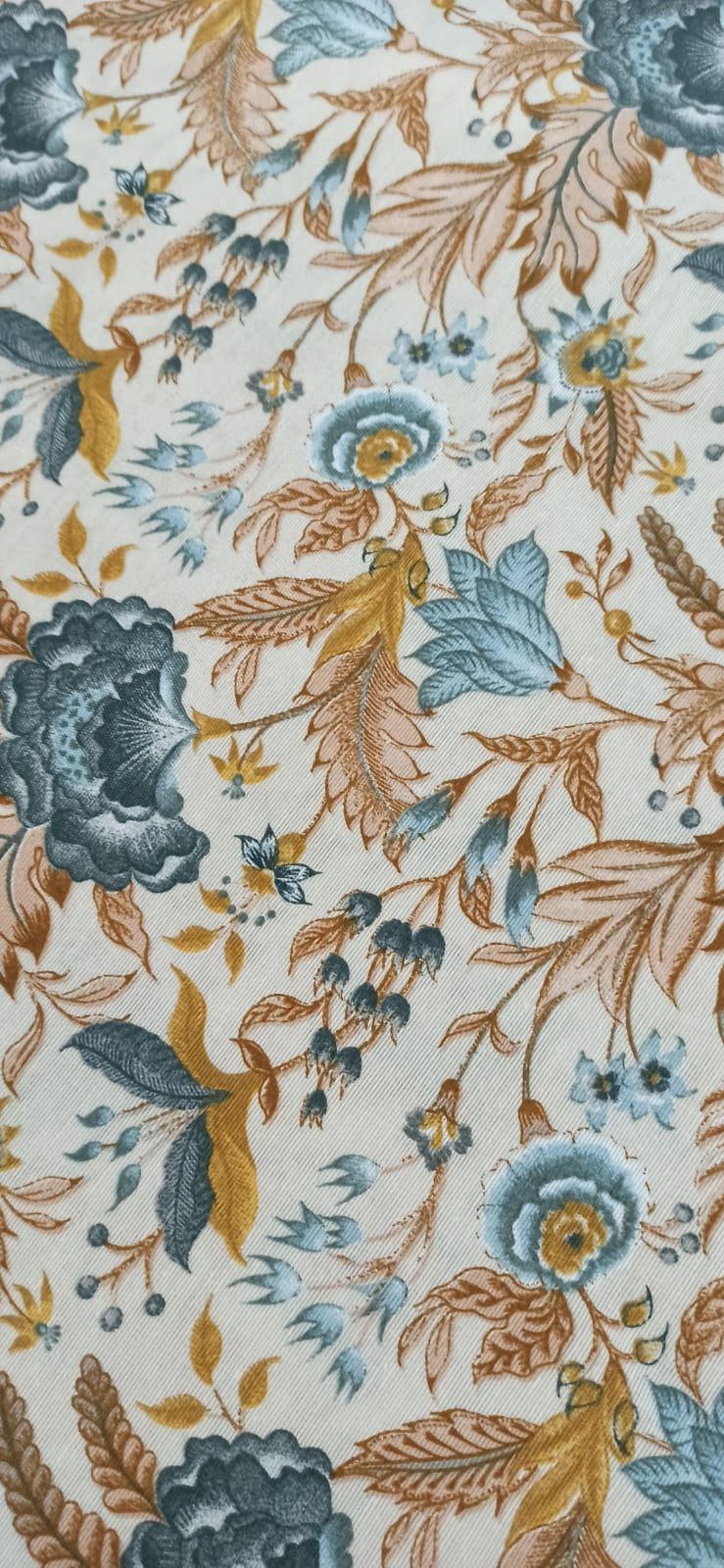Detalle del estampado floral jacobeo en azul y ocre de la loneta