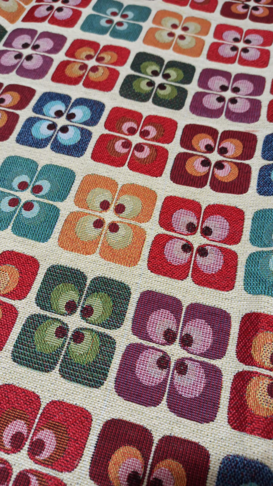 Retal gobelino geométrico multicolor retro - detalle estampado cuadros