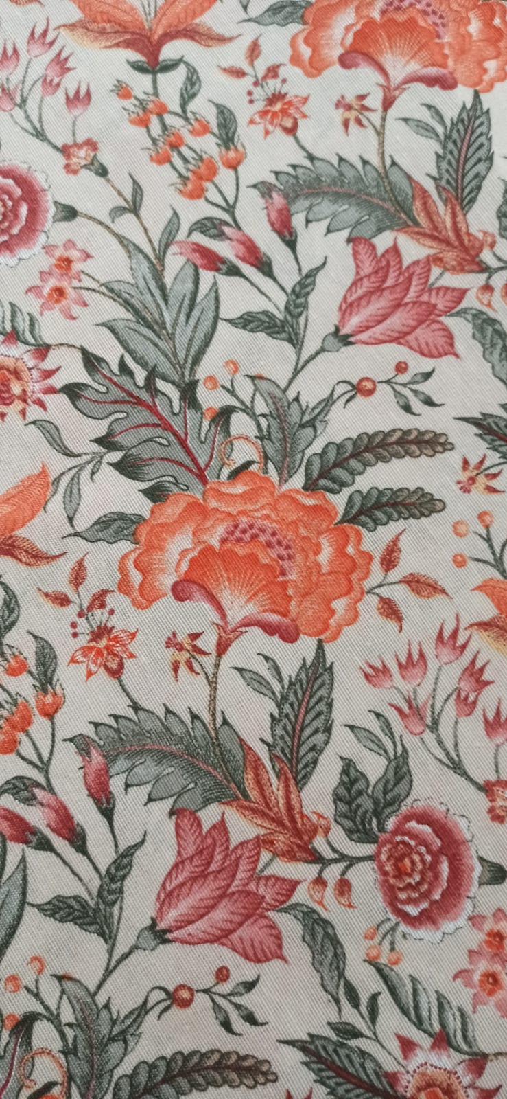 Estampado floral jacobeo en tonos naranja y rosa sobre loneta cruda