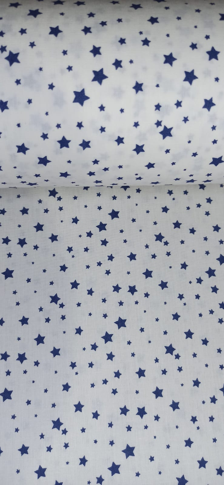 Rollo de algodón de estrellas azul marino sobre fondo blanco natural