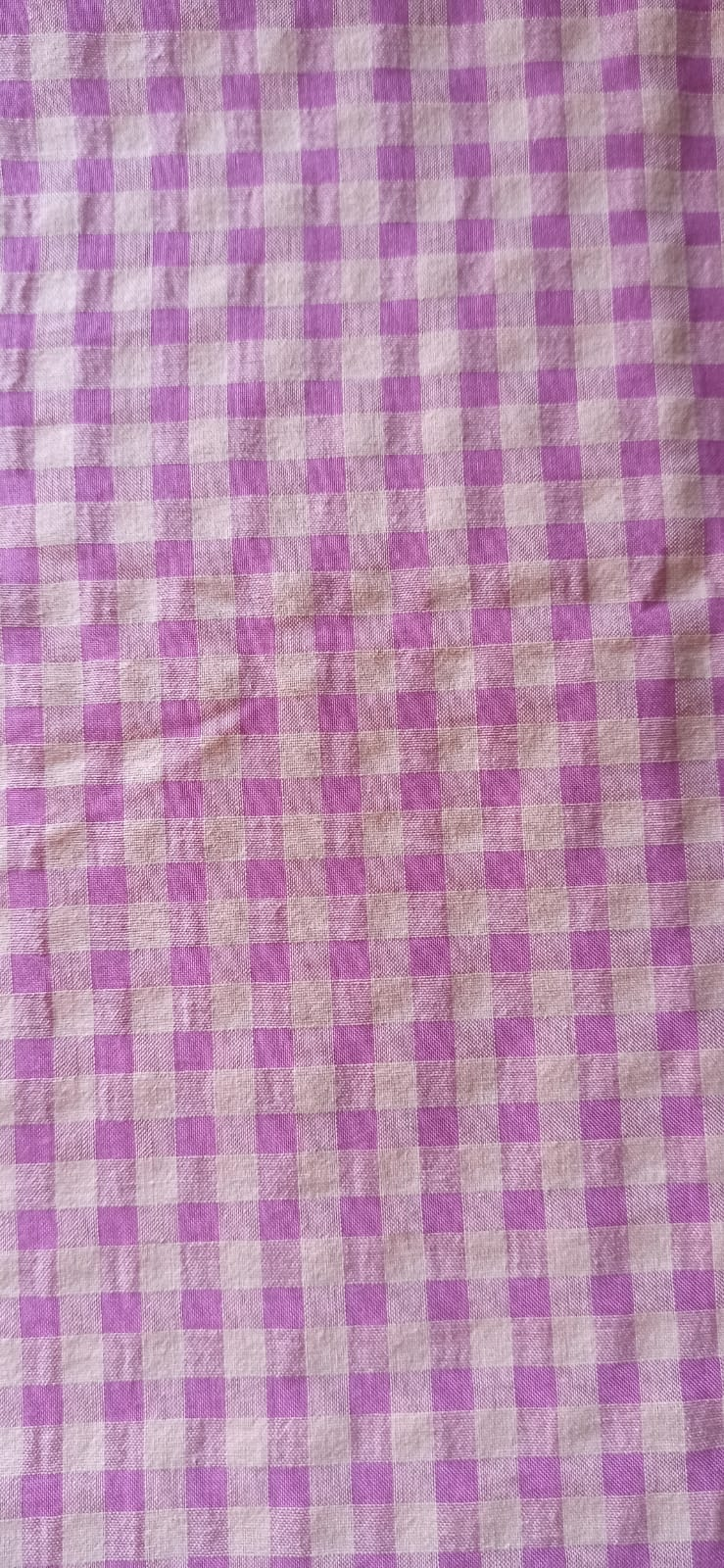 Retal seersucker de cuadros malva y rosa claro extendido
