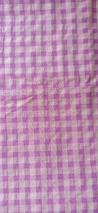 Retal seersucker de cuadros malva y rosa claro extendido
