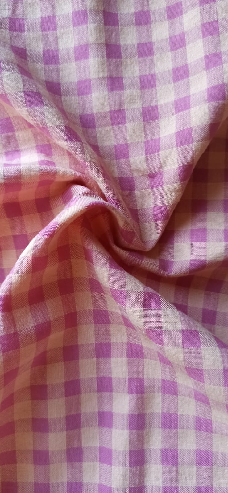Detalle del retal seersucker malva y rosa claro