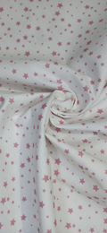 Algodón blanco con estrellas rosa bebé y grises formando un remolino que muestra la caída del tejido