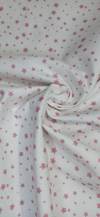 Algodón blanco con estrellas rosa bebé y grises formando un remolino que muestra la caída del tejido