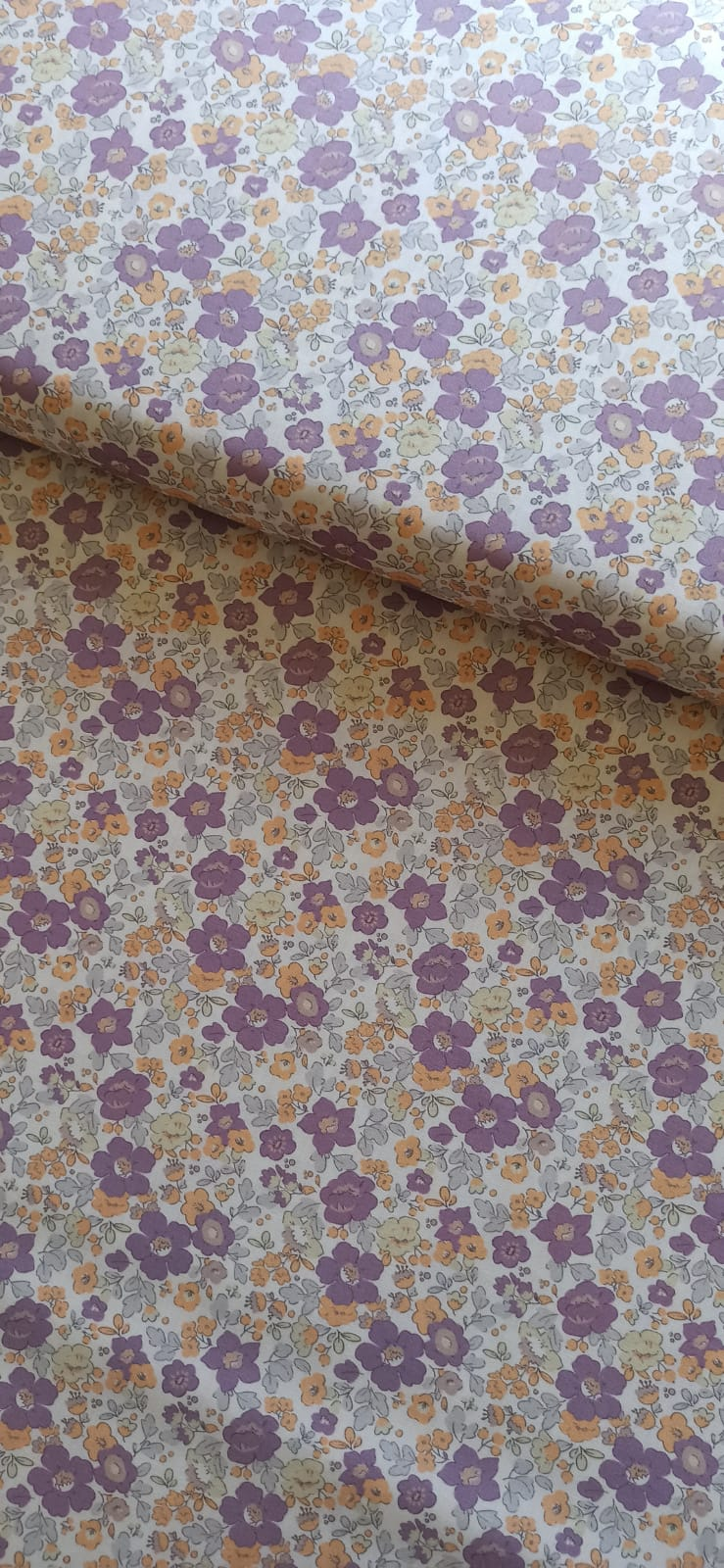 Vista del algodón de flores lilas dispuesto en dos planos
