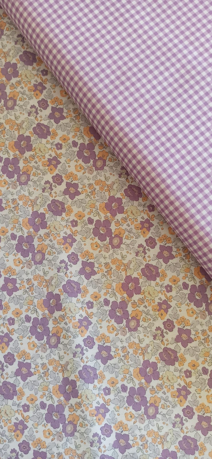 Algodón de flores lilas combinado con tela de cuadros vichy lila